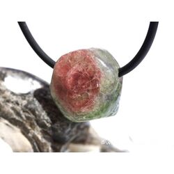 Wassermelonenturmalin Trommelstein / Kristallquerschnitt gebohrt - Raritt - Sonderqualitt - ca. 1,6 cm x 1,5 cm x 1,3 cm