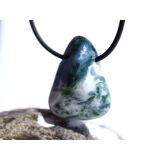 Moosachat grün Trommelstein gebohrt - schöne Qualität - ca. 2,8 cm x 2,2 cm x 1,5 cm