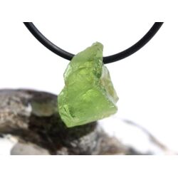 Peridot Kristall- / Rohsteinform gebohrt (Olivin / Chrysolith) - Sonderqualitt - ca. 2 cm x 1,5 cm x 1,2 cm (GKS)