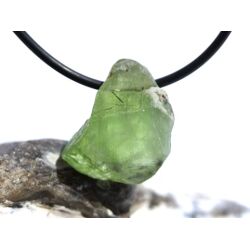 Peridot Kristall- / Rohsteinform gebohrt (Olivin / Chrysolith) - Sonderqualität - ca. 2,2 cm x 2 cm x 1,2 cm
