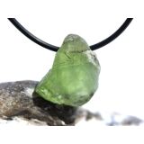 Peridot Kristall- / Rohsteinform gebohrt (Olivin / Chrysolith) - Sonderqualität - ca. 2,2 cm x 2 cm x 1,2 cm