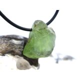 Peridot Kristall- / Rohsteinform gebohrt (Olivin / Chrysolith) - Sonderqualität - ca. 2,2 cm x 2 cm x 1,2 cm