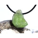 Peridot Kristall- / Rohsteinform gebohrt (Olivin / Chrysolith) - Sonderqualität - ca. 2,2 cm x 2 cm x 1,2 cm
