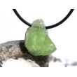 Peridot Kristall- / Rohsteinform gebohrt (Olivin / Chrysolith) - Sonderqualität - ca. 2,2 cm x 2 cm x 1,2 cm