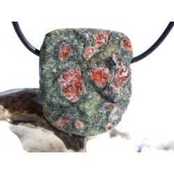 Eklogit Schmuckstein / Scheibenstein gebohrt - Sonderqualität - Rarität - ca. 3,1 cm x 2,8 cm x 1,2 cm