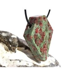 Eklogit XXL Schmuckstein / Scheibenstein gebohrt - Sonderqualit�t - Rarit�t - ca. 4,6 cm x 3,3 cm x 1,2 cm
