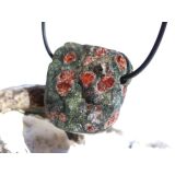 Eklogit Schmuckstein / Scheibenstein gebohrt - Sonderqualität - Rarität - ca. 3,1 cm x 2,8 cm x 1,2 cm