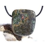 Eklogit Schmuckstein / Scheibenstein gebohrt - Sonderqualität - Rarität - ca. 3,1 cm x 2,8 cm x 1,2 cm
