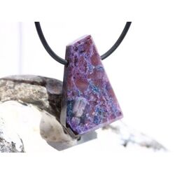 Sugilith mit Richterit XL Schmuckstein Cabochon / Scheibenstein gebohrt - Raritt - Sonderqualitt - ca. 3,6 cm x 2,3 cm x 0,7 cm