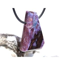 Sugilith mit Richterit XL Schmuckstein Cabochon / Scheibenstein gebohrt - Raritt - Sonderqualitt - ca. 3,6 cm x 2,3 cm x 0,7 cm