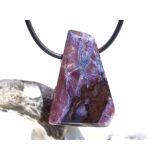 Sugilith mit Richterit XL Schmuckstein Cabochon / Scheibenstein gebohrt - Rarität - Sonderqualität - ca. 3,6 cm x 2,3 cm x 0,7 cm