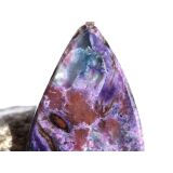 Sugilith mit Richterit XXL Schmuckstein Cabochon / Scheibenstein Anhänger Silberöse Schmuckdose - Rarität - Sonderqual.- ca. 5,6 cm x 2,5 cm x 0,8 cm