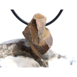 Staurolith (Kreuzstein) Rohstein gebohrt - Rarität - Sonderqualität - ca. 2,7 cm x 1,8 cm x 1,4 cm