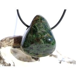 Chromdiopsid XL Trommelstein gebohrt - sch�ne Qualit�t - ca. 3,5 cm x 3,1 cm x 2,1 cm