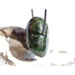 Chromdiopsid XL Trommelstein gebohrt - sch�ne Qualit�t - ca. 3,5 cm x 3,1 cm x 2,1 cm