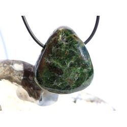 Chromdiopsid XL Trommelstein gebohrt - sch�ne Qualit�t - ca. 3,5 cm x 3,1 cm x 2,1 cm