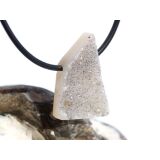 Chalcedon weiß Schmuckstein / Scheibenstein gebohrt - Handarbeit - Sonderqualität - ca. 2,6 cm x 2 cm x 0,7 cm