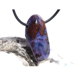 Sugilith mit Richterit Trommelstein gebohrt - Raritt - Sonderqualitt -  ca. 3,2 cm x 1,6 cm x 1 cm