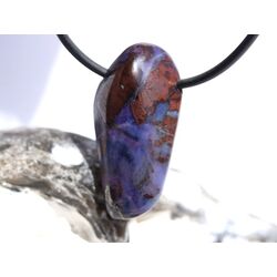 Sugilith mit Richterit Trommelstein gebohrt - Raritt - Sonderqualitt -  ca. 3,2 cm x 1,6 cm x 1 cm