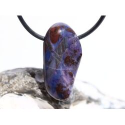 Sugilith mit Richterit Trommelstein gebohrt - Raritt - Sonderqualitt -  ca. 3,2 cm x 1,6 cm x 1 cm