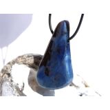Richterit XXXL Schmuckstein / Scheibenstein gebohrt - Rarität - AA-Sonderqualität - Unikat - Handarbeit - ca. 5,1 cm x 2,9 cm x 0,8 cm (GKS)