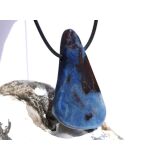 Richterit XXXL Schmuckstein / Scheibenstein gebohrt - Rarität - AA-Sonderqualität - Unikat - Handarbeit - ca. 5,1 cm x 2,9 cm x 0,8 cm (GKS)