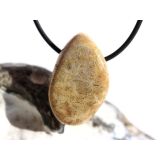 Versteinerte Koralle Trommelstein gebohrt - Sonderqualität - ca. 3,2 cm x 2 cm x 1,7 cm