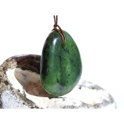 Nephrit-Jade XXL Schmuckstein / Scheibenstein gebohrt - Sonderqualit�t - ca. 4,4 cm x 3,7 cm x 1,1 cm