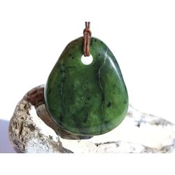 Nephrit-Jade XXL Schmuckstein / Scheibenstein gebohrt - Sonderqualit�t - ca. 4,4 cm x 3,7 cm x 1,1 cm