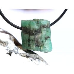 Smaragd Kristallstab / Rohsteinform angetrommet, gebohrt...