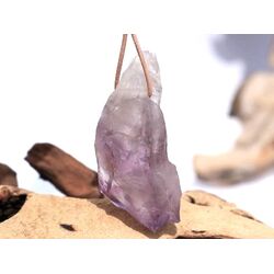 Amethyst hell XXXL Kristall / Rohstein gebohrt mit Lederband - ca. 6,7 cm x 3,1 cm x 2,3 cm (GKS)