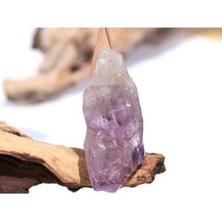 Amethyst hell XXXL Kristall / Rohstein gebohrt mit Lederband - ca. 6,7 cm x 3,1 cm x 2,3 cm (GKS)