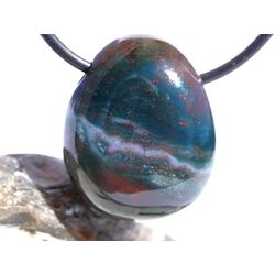 Heliotrop Trommelstein gebohrt - AA-Sonderqualit�t - ca. 2,6 cm x 2,1 cm x 1,2 cm