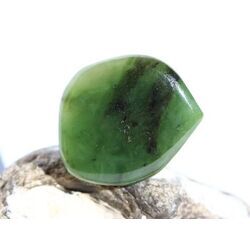 Nephrit-Jade Schmuckstein / Scheibenstein - Sonderqualit�t - Handarbeit - ca. 3 cm x 2,6 cm x 0,7 cm