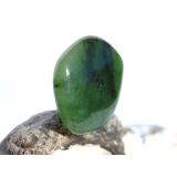 Nephrit-Jade Schmuckstein / Scheibenstein - Sonderqualität - Handarbeit - ca. 3 cm x 2,6 cm x 0,7 cm