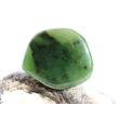 Nephrit-Jade Schmuckstein / Scheibenstein - Sonderqualität - Handarbeit - ca. 3 cm x 2,6 cm x 0,7 cm