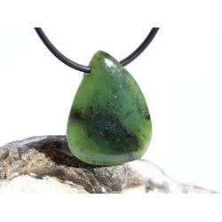 Nephrit-Jade Schmuckstein / Scheibenstein gebohrt - Sonderqualit�t - Handarbeit - ca. 3 cm x 2,4 cm x 0,6 cm
