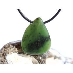 Nephrit-Jade Schmuckstein / Scheibenstein gebohrt - Sonderqualit�t - Handarbeit - ca. 3 cm x 2,4 cm x 0,6 cm