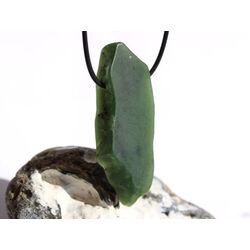 Nephrit-Jade XXXL Schmuckstein / Scheibenstein gebohrt matt -  Sonderqualitt - Handarbeit - ca. 6,3 cm x 2,3 cm x 1 cm