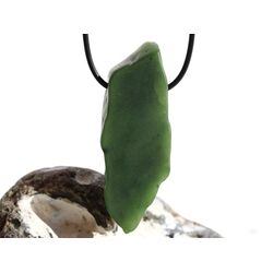 Nephrit-Jade XXXL Schmuckstein / Scheibenstein gebohrt matt -  Sonderqualitt - Handarbeit - ca. 6,3 cm x 2,3 cm x 1 cm