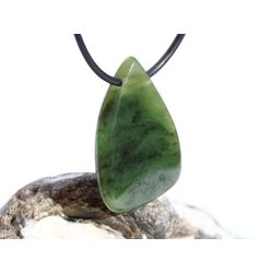 Nephrit-Jade Schmuckstein / Scheibenstein gebohrt - Sonderqualit�t - Handarbeit - ca. 3,4 cm x 2,5 cm x 0,5 cm