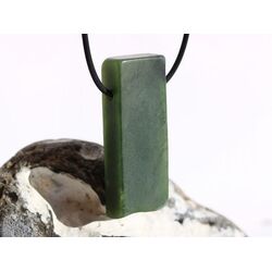 Nephrit-Jade XXL Schmuckstein / Scheibenstein gebohrt matt - Sonderqualitt - Handarbeit - ca. 4,9 cm x 1,8 cm x 1 cm