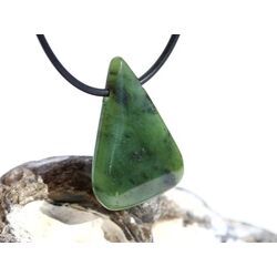 Nephrit-Jade Schmuckstein / Scheibenstein gebohrt - Sonderqualit�t - Handarbeit - ca. 3,3 cm x 2,5 cm x 0,6 cm