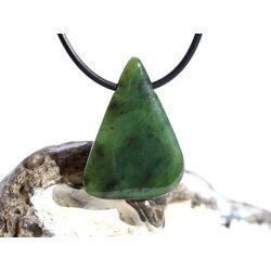 Nephrit-Jade Schmuckstein / Scheibenstein gebohrt - Sonderqualit�t - Handarbeit - ca. 3,3 cm x 2,5 cm x 0,6 cm