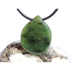 Nephrit-Jade Schmuckstein / Scheibenstein gebohrt - Sonderqualit�t - Handarbeit - ca. 3 cm x 2,3 cm x 0,5 cm