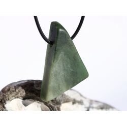 Nephrit-Jade XL Schmuckstein / Scheibenstein gebohrt -  AA-Sonderqualität - Handarbeit - ca. 4 cm x 2 cm x 1 cm