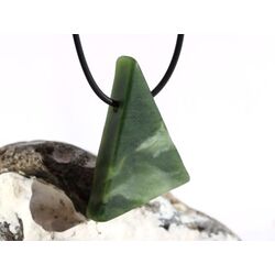 Nephrit-Jade XXL Schmuckstein / Scheibenstein gebohrt matt - Sonderqualitt - Handarbeit - ca. 4,5 cm x 3,1 cm x 1 cm