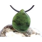 Nephrit-Jade Schmuckstein / Scheibenstein gebohrt - Sonderqualität - Handarbeit - ca. 3 cm x 2,3 cm x 0,5 cm