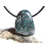 Apatit blau natur Trommelstein gebohrt - ca. 2,2 cm x 1,8 cm x 0,7 cm