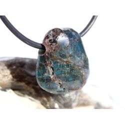 Apatit blau natur Trommelstein gebohrt - ca. 2,1 cm x 1,9 cm x 0,9 cm